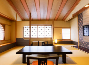 Habitación de tatami con mesa baja y sillas de suelo