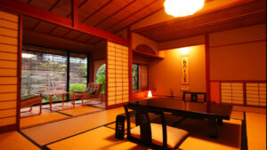 Habitación de tatami con mesa baja y asientos junto a la ventana