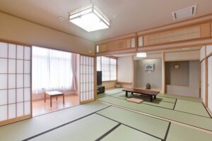 ローテーブルと座布団のある畳の部屋