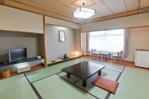 低いテーブルと窓際の座席がある畳の客室