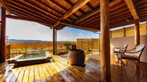 의자가 놓인 전용 테라스의 노천 목욕탕