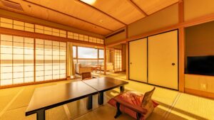 낮은 테이블과 좌식 의자가 있는 다다미 객실