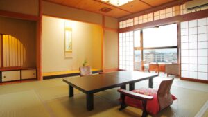 낮은 테이블과 좌식 의자가 있는 다다미방