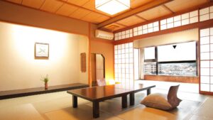 낮은 테이블과 좌식 의자가 있는 다다미 객실