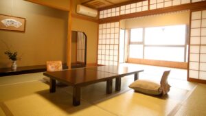 낮은 테이블과 좌식 방석이 있는 다다미방
