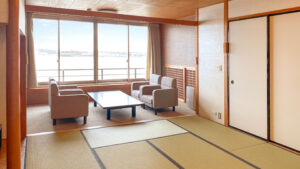 Chambre en tatami avec fauteuils et table basse près de la fenêtre