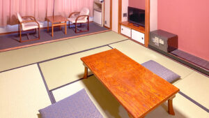 Chambre en tatami avec table basse et chaises près de la fenêtre