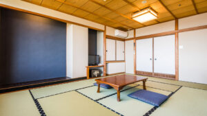 Chambre en tatami avec table basse et coussin de sol