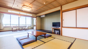 Chambre en tatami avec table basse et coussins de sol