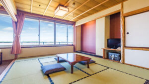 Chambre en tatami avec table basse et coussins de sol