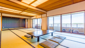 Chambre en tatami avec table basse et coussins de sol