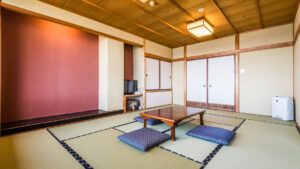 Chambre en tatami avec table basse et coussins de sol