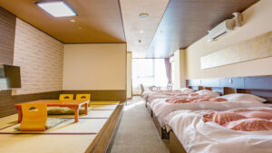 複数のベッドと畳の座席スペースがある客室