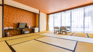 大きな窓際に椅子が置かれた畳の部屋