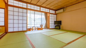 窓辺に低い椅子がある畳の部屋