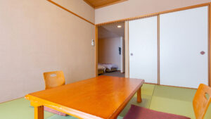 低いテーブルと椅子のある畳の部屋