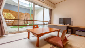 座卓、座椅、テレビのある和室