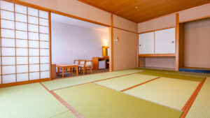 テーブル、椅子、床の間のある畳の部屋
