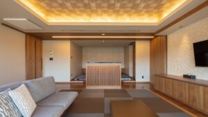 Zona salotto moderna con tatami, divano e tavolino basso
