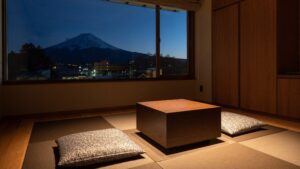 Vista sulle montagne dall'area salotto tatami al crepuscolo