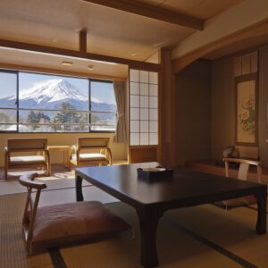 Camera in tatami con tavolo basso e sedie vicino alla finestra