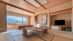 Camera in tatami con tavolo basso e sedie vicino alla finestra