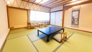 Camera in tatami con tavolo basso e sedie da pavimento