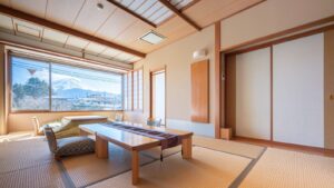 Camera in tatami con tavolo basso e sedie da pavimento