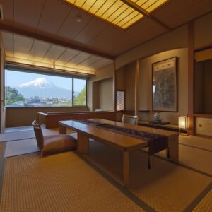 Camera in tatami con tavolino basso e vista sulle montagne