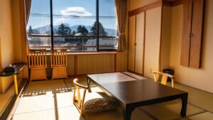 Camera tatami con tavolo basso e sedie vicino alla finestra