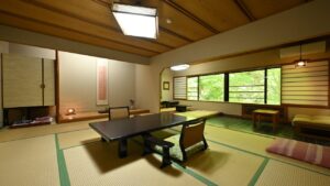 带矮桌和椅子的榻榻米客房