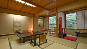 靠窗摆放低矮桌椅的榻榻米客房