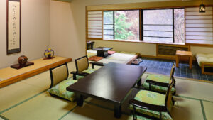 带矮桌和坐垫椅的榻榻米客房