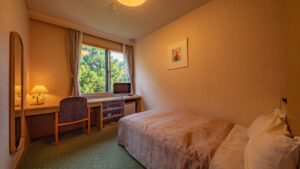 客房内书桌和窗边的单人床