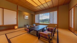 窗边设有矮桌和椅子的榻榻米房间