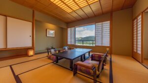 带矮桌和坐垫椅的榻榻米房间