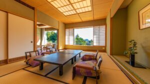 带矮桌和和室座椅的榻榻米房间