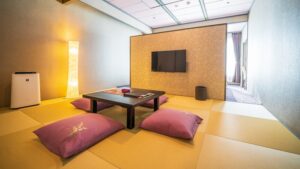 带矮桌和坐垫的榻榻米房间