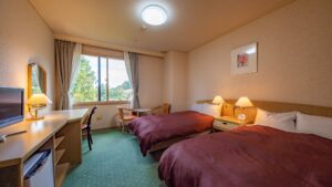 带书桌和窗户的客房双床