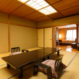 ローテーブルと座椅子のある畳の部屋