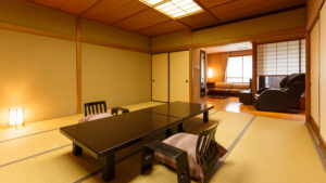座卓と座椅子のある畳の部屋