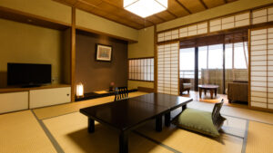 低いテーブルと座布団のある畳の部屋