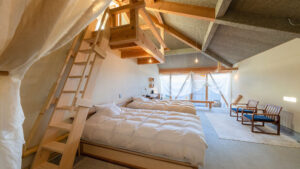 다락형 객실, 침대 3개와 휴식 공간 포함