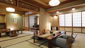 낮은 테이블과 좌식 의자가 있는 다다미 객실