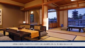 열린 창가 옆 낮은 테이블과 방석이 있는 다다미방