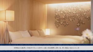 꽃무늬 벽 장식과 램프가 있는 트윈 베드 객실