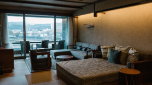 객실 창가의 침대와 소파 좌석