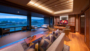 소파와 강 전망 창문이 있는 거실 공간