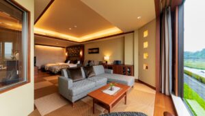 큰 창가 옆 침대가 있는 소파 휴식 공간