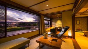 라운지 의자와 낮은 테이블이 있는 다다미방